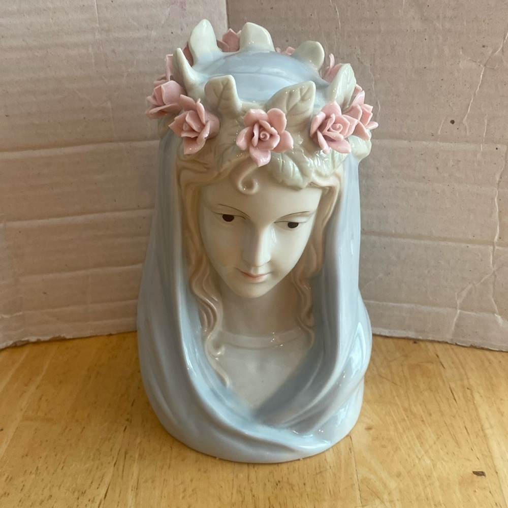 Elegant Madonna Angelica ceramic bust figurine. No markings. About 7 in.